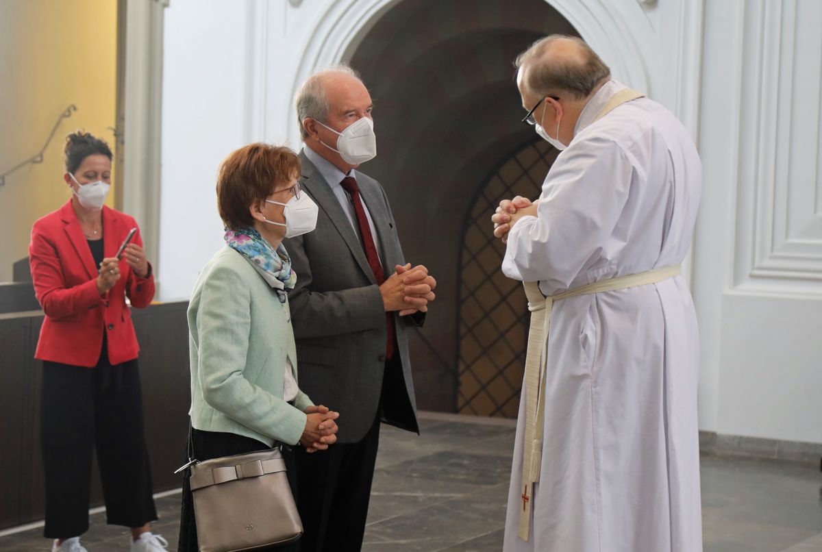 2721/0648 Gottesdienst für Ehejubilare mit Bischof Dr. Franz Jung am Freitagnachmittag, 2. Juli 2021_28526 Bischof Dr. Franz Jung feierte am Freitagnachmittag, 2. Juli 2021, einen Dankgottesdienst im Kiliansdom mit Ehepaaren, die goldenes, diamantenes oder eisernes Ehejubiläum feiern.
