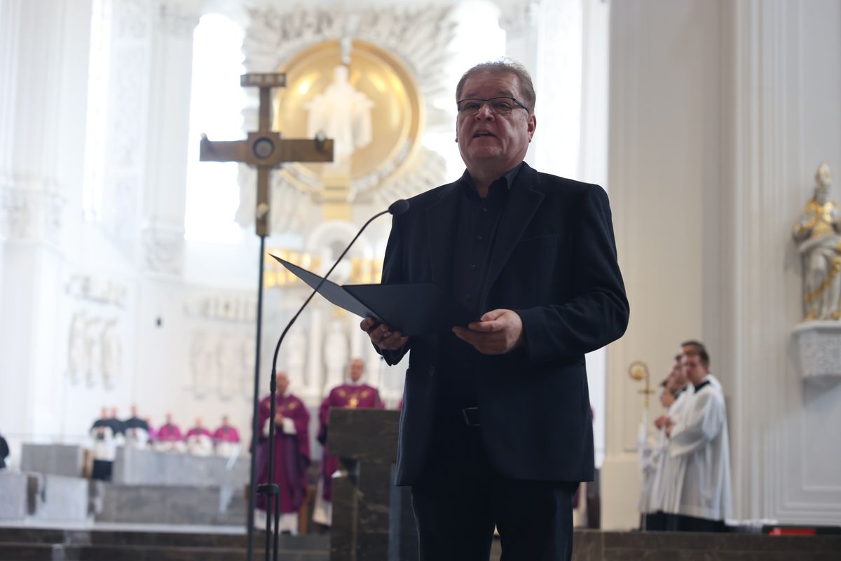 Bischof Dr. Franz Jung feierte am Samstag, 12. Oktober, im Würzburger KIliansdom ein Pontifikalrequiem für Weihbischof em. Helmut Bauer. Die anschließende Beisetzung leitete Dompropst Weihbischof Paul Reder.
