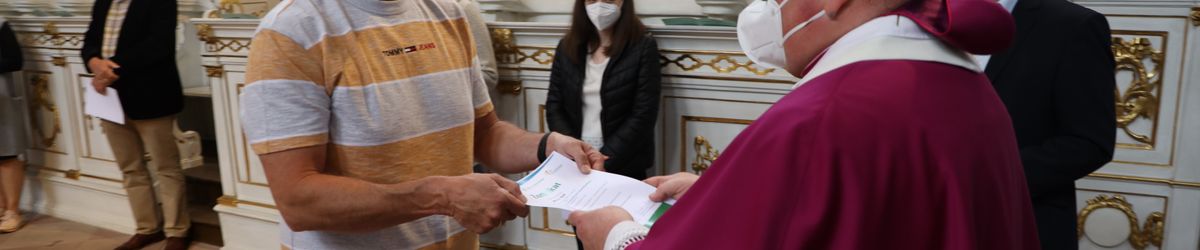 2721/0642 Umweltauditor(inn)en_28356 Bei einem ökumenischen Gottesdienst im Würzburger Neumünster überreichten Regionalbischöfin Gisela Bornowski und Dompfarrer Stefan Gessner die Zertifikate an die neuen kirchlichen Umweltauditorinnen und -auditoren.