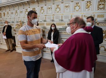 2721/0642 Umweltauditor(inn)en_28356 Bei einem ökumenischen Gottesdienst im Würzburger Neumünster überreichten Regionalbischöfin Gisela Bornowski und Dompfarrer Stefan Gessner die Zertifikate an die neuen kirchlichen Umweltauditorinnen und -auditoren.