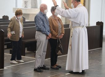 Bischof em. Dr. Friedhelm Hofmann feierte am Freitagnachmittag, 25. Juni, einen Dankgottesdienst mit Ehepaaren, die seit 50, 60 oder 65 Jahren verheiratet sind. Anschließend spendeten der Bischof sowie weitere Priester und Diakone den Jubilaren mit Abstand den Segen.