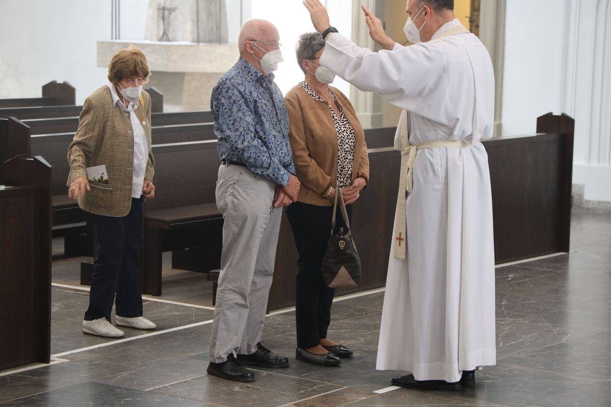 Bischof em. Dr. Friedhelm Hofmann feierte am Freitagnachmittag, 25. Juni, einen Dankgottesdienst mit Ehepaaren, die seit 50, 60 oder 65 Jahren verheiratet sind. Anschließend spendeten der Bischof sowie weitere Priester und Diakone den Jubilaren mit Abstand den Segen.
