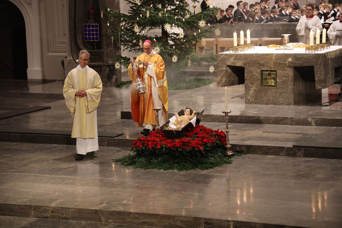 Bischof Dr. Franz Jung feierte an Heiligabend, 24. Dezember, im Würzburger Kiliansdom mit den Gläubigen die Christmette. Bischof Dr. Franz Jung feierte an Heiligabend, 24. Dezember, im Würzburger Kiliansdom mit den Gläubigen die Christmette.