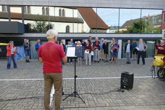 Der evangelische Pfarrer Karl Mehl gestaltete die Segensfeier vor der Kirche. Der evangelische Pfarrer Karl Mehl gestaltete die Segensfeier vor der Kirche.