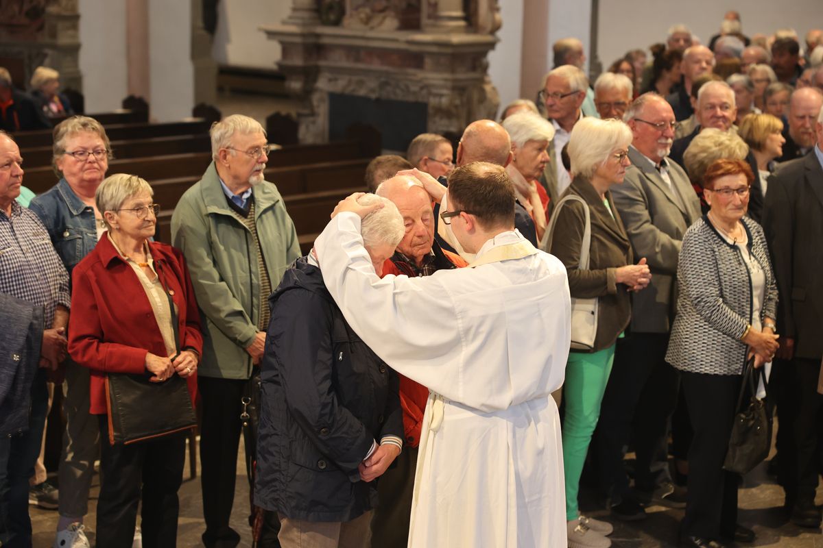 Seelsorgerinnen und Seelsorger spendeten nach dem Gottesdienst den Jubelpaaren individuell den Segen. 