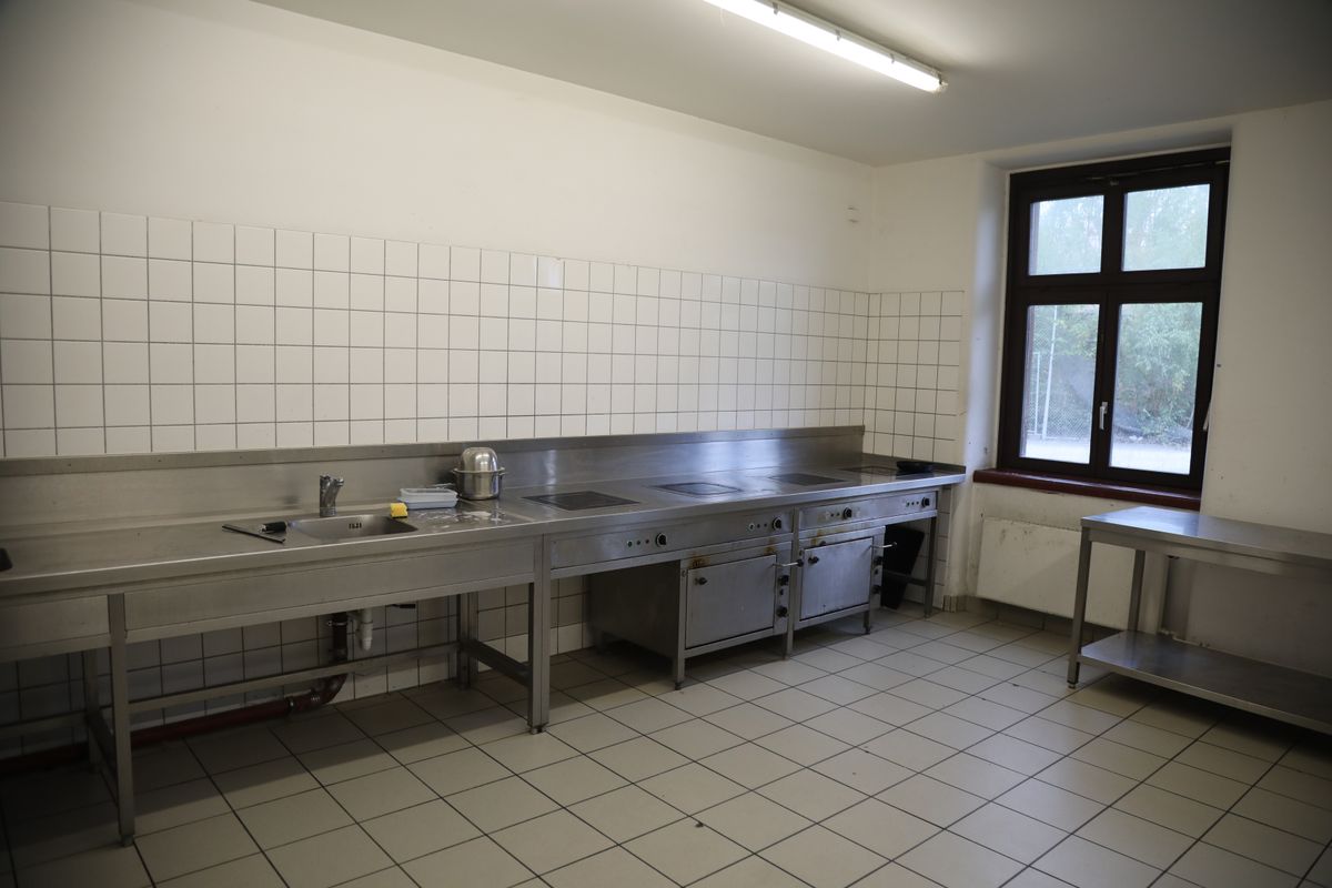 Die Gemeinschaftsküche im "Familienhaus". Sie wird von den Bewohnerinnen und Bewohner sauber gehalten. Die Gemeinschaftsküche im "Familienhaus". Sie wird von den Bewohnerinnen und Bewohner sauber gehalten.