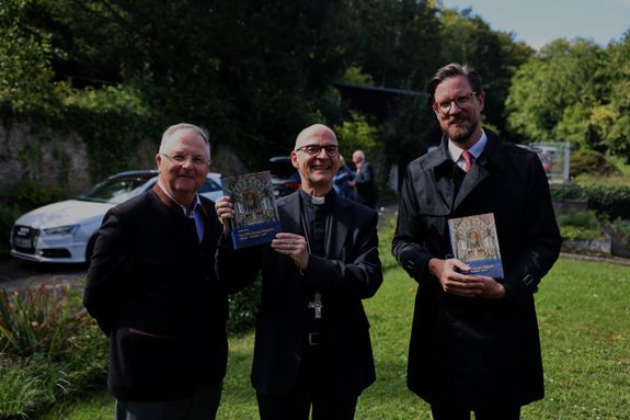 Das erste Exemplar des neuen Buchs über das Würzburger Käppele überreichten Bischof Dr. Franz Jung (Mitte) Professor em. Dr. Wolfgang Weiß und Privatdozent Dr. Johannes Sander (rechts).