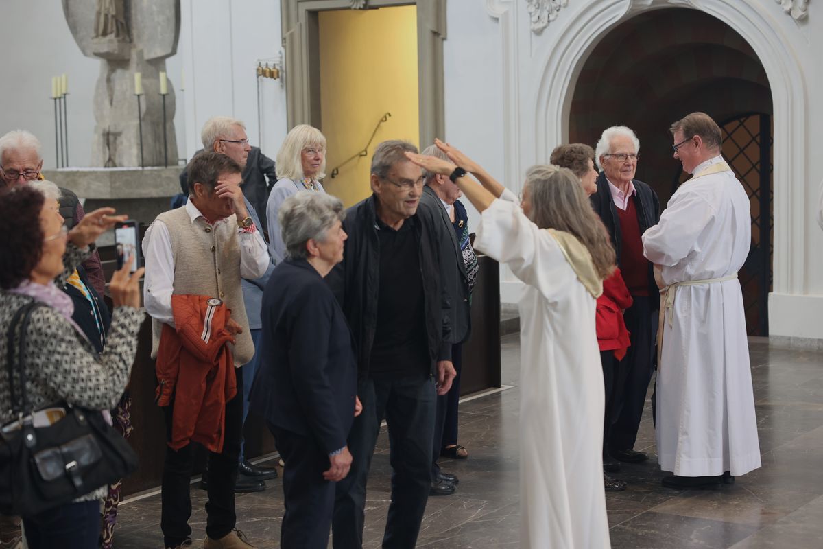 Seelsorgerinnen und Seelsorger spendeten nach dem Gottesdienst den Jubelpaaren individuell den Segen. 