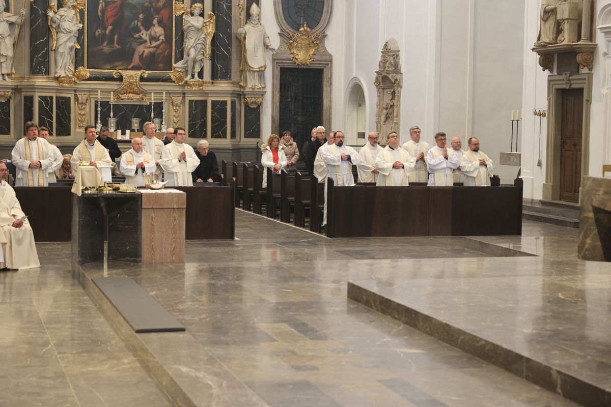 Bischof Dr. Franz Jung hat am Montagabend, 25. März, im Würzburger Kiliansdom die Heiligen Öle für alle 43 Pastoralen Räume im Bistum Würzburg  geweiht.