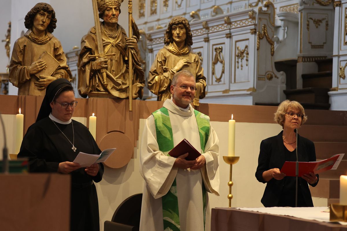 Unter anderem mit einer Wort-Gottes-Feier im Neumünster und einem Empfang im Burkardushaus hat die Berufsgruppe der Gemeindereferentinnen und -referenten am Freitag, 14. Juni, ihr 75. Jubiläum gefeiert. Unter anderem mit einer Wort-Gottes-Feier im Neumünster und einem Empfang im Burkardushaus hat die Berufsgruppe der Gemeindereferentinnen und -referenten am Freitag, 14. Juni, ihr 75. Jubiläum gefeiert.