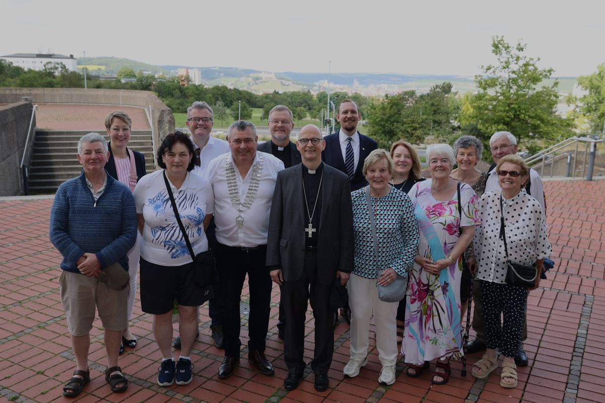 Nach einem englischsprachigen Gottesdienst im Neumünster besichtigten die Irischen Gäste mit Bischof Dr. Franz Jung und Generalvikar Dr. Jürgen Vorndran in der Universitätsbibliothek wertvolle Handschriften mit Irlandbezug, ehe sie in der Werkstatt von Christoph Schädel in Randersacker Repliken von Frankenapostelbüsten und Altar aus der Neumünsterkrypta in Augenschein nahmen, die im Herbst bei der Würzburger Irlandwallfahrt als Gastgeschenke an das Bistum Kilmore gehen. 
