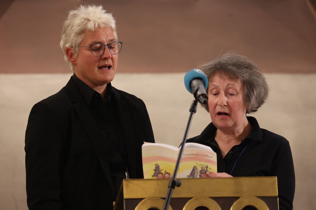 Bischof Dr. Franz Jung feierte in der Valentinuskapelle des Würzburger Franziskanerklosters eine Pontifikalvesper aus Anlass des 800. Jubiläums der Stigmatisierung des heiligen Franziskus.