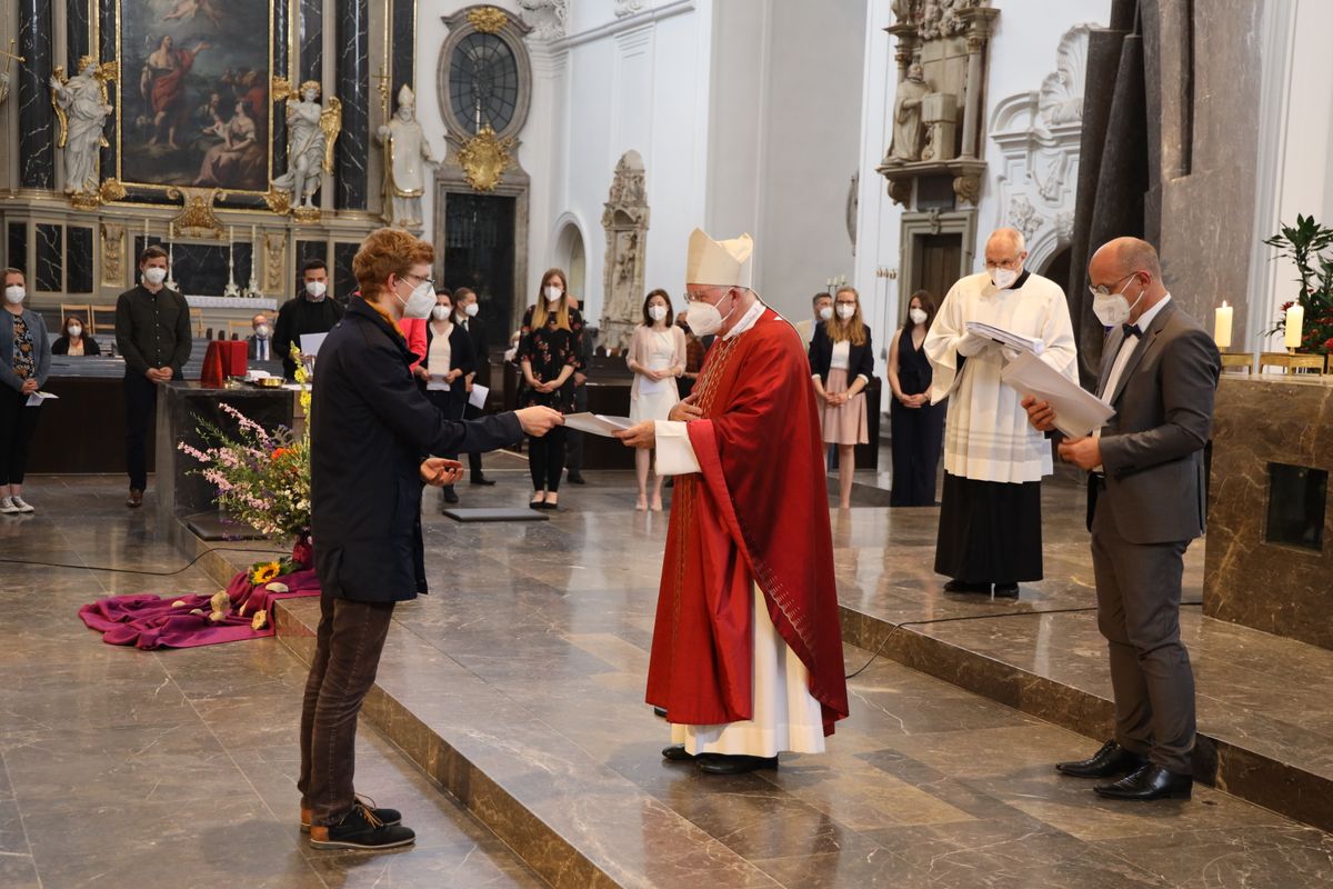 Weihbischof Ulrich Boom hat im Auftrag von Bischof Dr. Franz Jung 33 Frauen und sieben Männern am Freitagabend, 9. Juli, im Kiliansdom die Missio canonica verliehen.