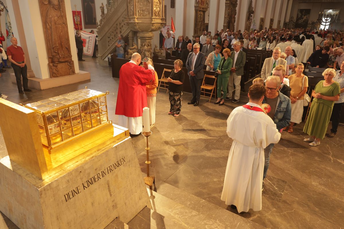 Mit einer Reliquienprozession von Sankt Burkard über die Alte Mainbrücke und einem Pontifikalgottesdienst im Kiliansdom ist am Sonntag, 6. Juli, die Kiliani-Wallfahrtswoche 2025 eröffnet worden.