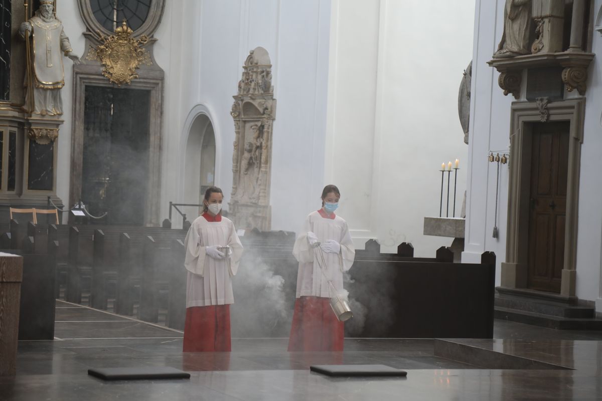 2721/0661 Ministranten-Gottesdienst_28661 Weihbischof Ulrich Boom hat anlässlich der Kiliani-Wallfahrtswoche mit den Ministranten einen Gottesdienst im Würzburger Dom gefeiert.