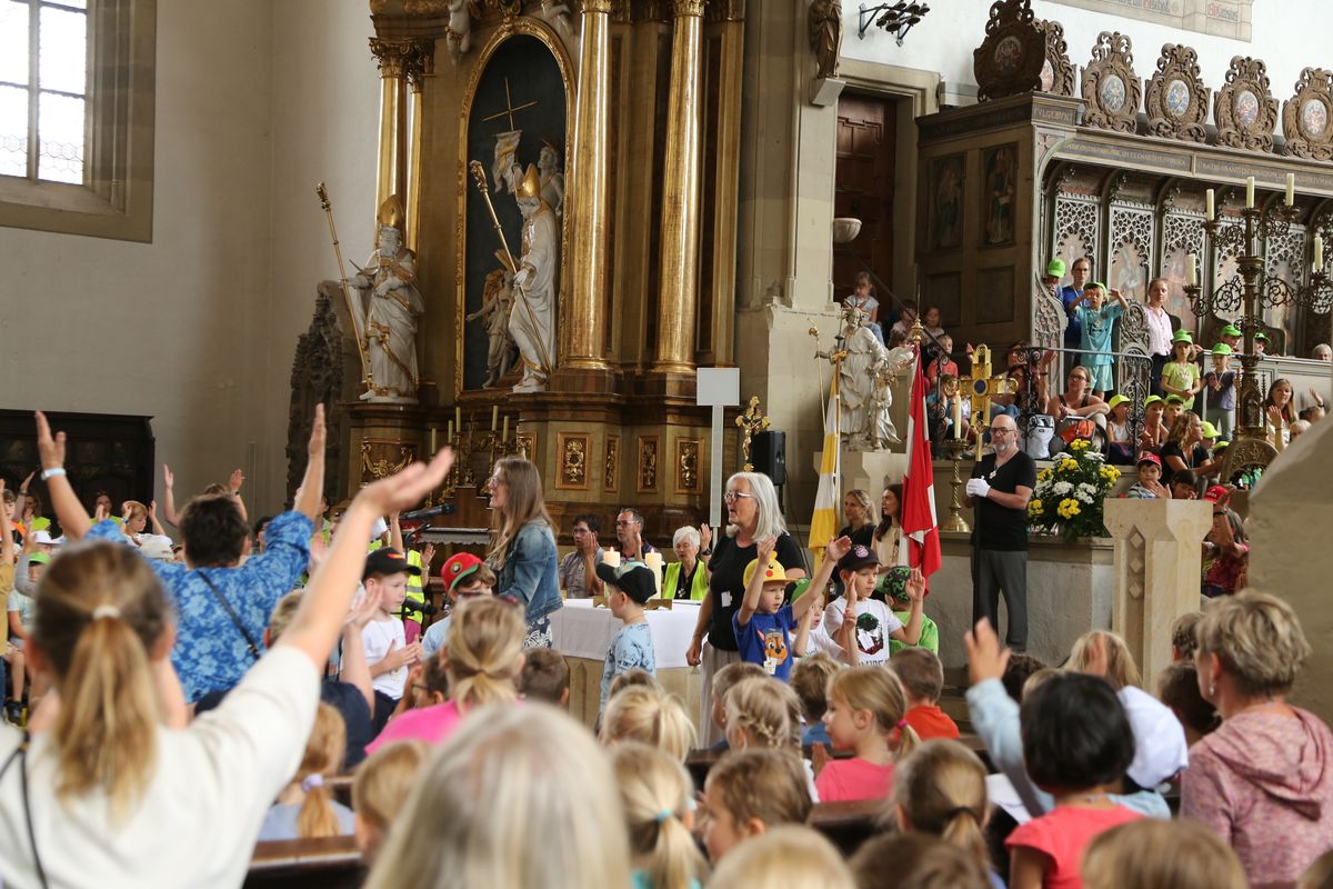 Rund 900 Kindergartenkinder haben am Freitag, 11. Juli, einen Gottesdienst mit Bischof Dr. Franz Jung in der Kirche Sankt Burkard gefeiert. Im Anschluss zogen sie über die Alte Mainbrücke in den Kiliansdom. 