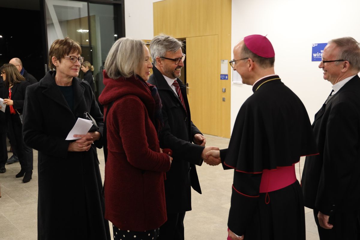 Bischof Dr. Franz Jung begrüßte gemeinsam mit Generalvikar Thomas Keßler und Domkapitular Clemens Bieber, Vorsitzender des Diözesan-Caritasverbands, die Gäste am Eingang des Hörsaalgebäudes. 