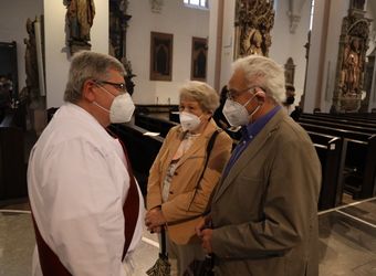 Generalvikar Dr. Jürgen Vorndran feierte am Dienstagabend, 29. Juni, einen Dankgottesdienst mit Ehejubilaren, die 2020 oder 2021 silberne Hochzeit feiern. Im Anschluss hatten die Ehepaare Gelegenheit, sich segnen zu lassen.