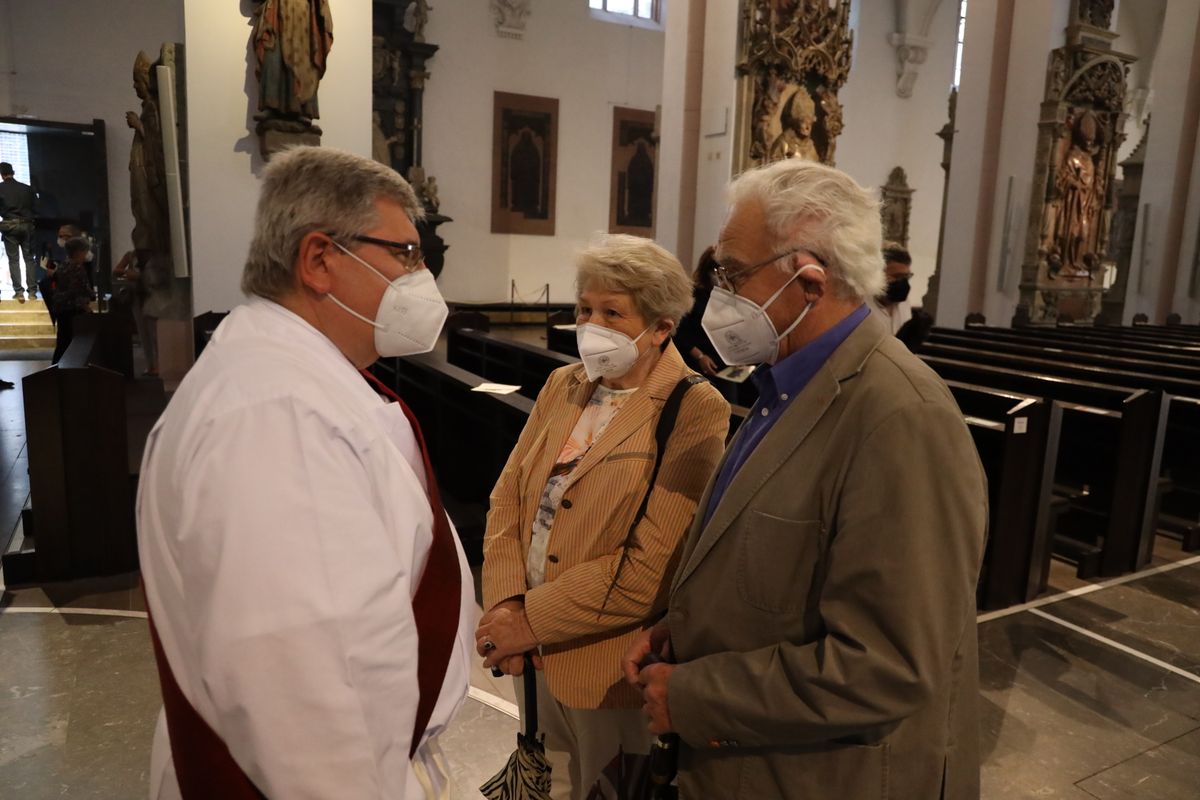 Generalvikar Dr. Jürgen Vorndran feierte am Dienstagabend, 29. Juni, einen Dankgottesdienst mit Ehejubilaren, die 2020 oder 2021 silberne Hochzeit feiern. Im Anschluss hatten die Ehepaare Gelegenheit, sich segnen zu lassen.