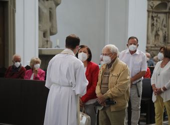 Bischof Dr. Franz Jung segnete nach dem Gottesdienst die Ehejubilare.