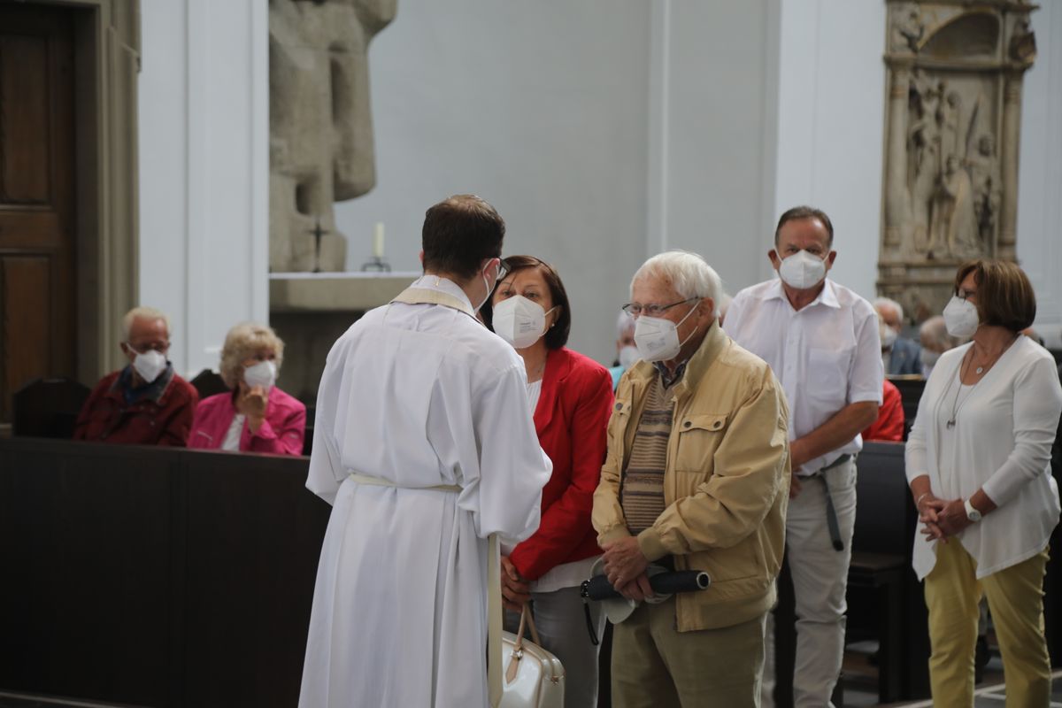 2721/0630_Ehejubilare mit Bischof Franz Jung_28162 Bischof Dr. Franz Jung segnete nach dem Gottesdienst die Ehejubilare.