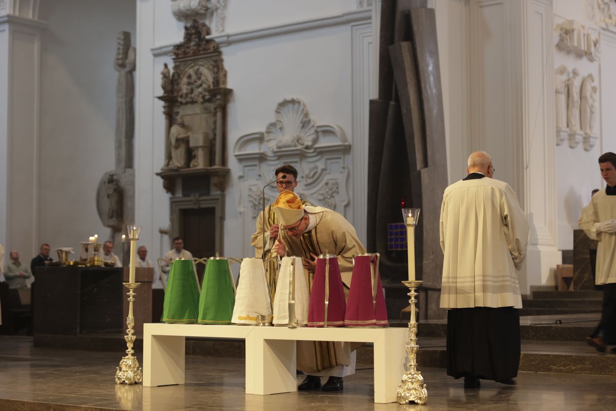 Bei der Weihe des Chrisamöls hauchte Bischof Dr. Franz Jung in die Kannen.  Bei der Weihe des Chrisamöls hauchte Bischof Dr. Franz Jung in die Kannen.