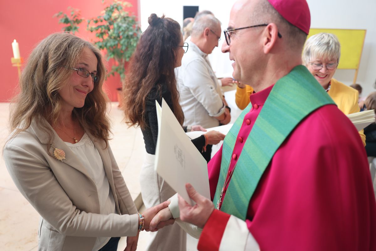 Bei einem Gottesdienst in der Jugendkirche Würzburg hat Bischof Dr. Franz Jung am Freitag, 25. Oktober, insgesamt 47 Personen für die Schulpastoral beauftragt.