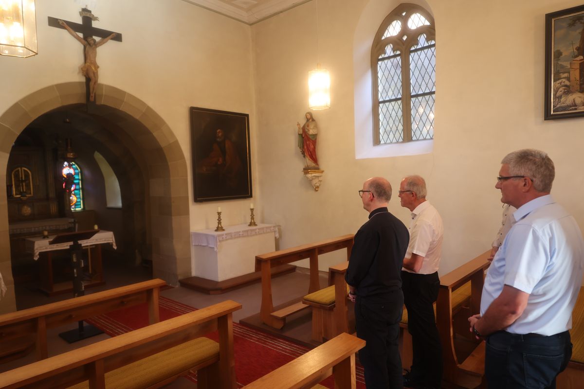 In der Kapelle auf dem Gut Seligenstadt lud Bischof Dr. Franz Jung dazu ein, für die Stiftung Juliusspital ein Vaterunser zu beten. 