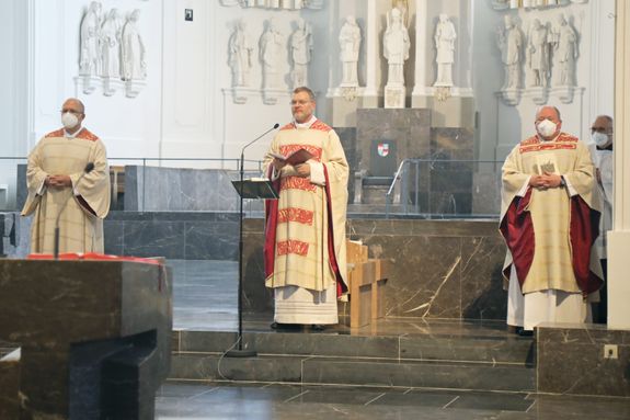 2621/0613 Dankgottesdienst für Silberjubilare_27626 Generalvikar Dr. Jürgen Vorndran feierte am Freitagabend, 25. Juni, einen Dankgottesdienst mit Ehepaaren, die seit 25 Jahren verheiratet sind. Anschließend spendeten der Generalvikar sowie weitere Priester und Diakone den Jubilaren mit Abstand den Segen.
