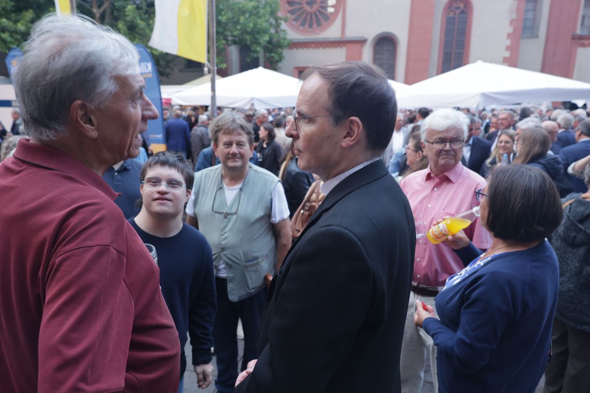 Rund 900 Personen feierten den Kiliani-Pontifikalgottesdienst für Räte und Politiker am Montagabend, 7. Juli, im Kiliansdom mit. Eine Begegnung auf dem Kiliansplatz schloss sich an. 