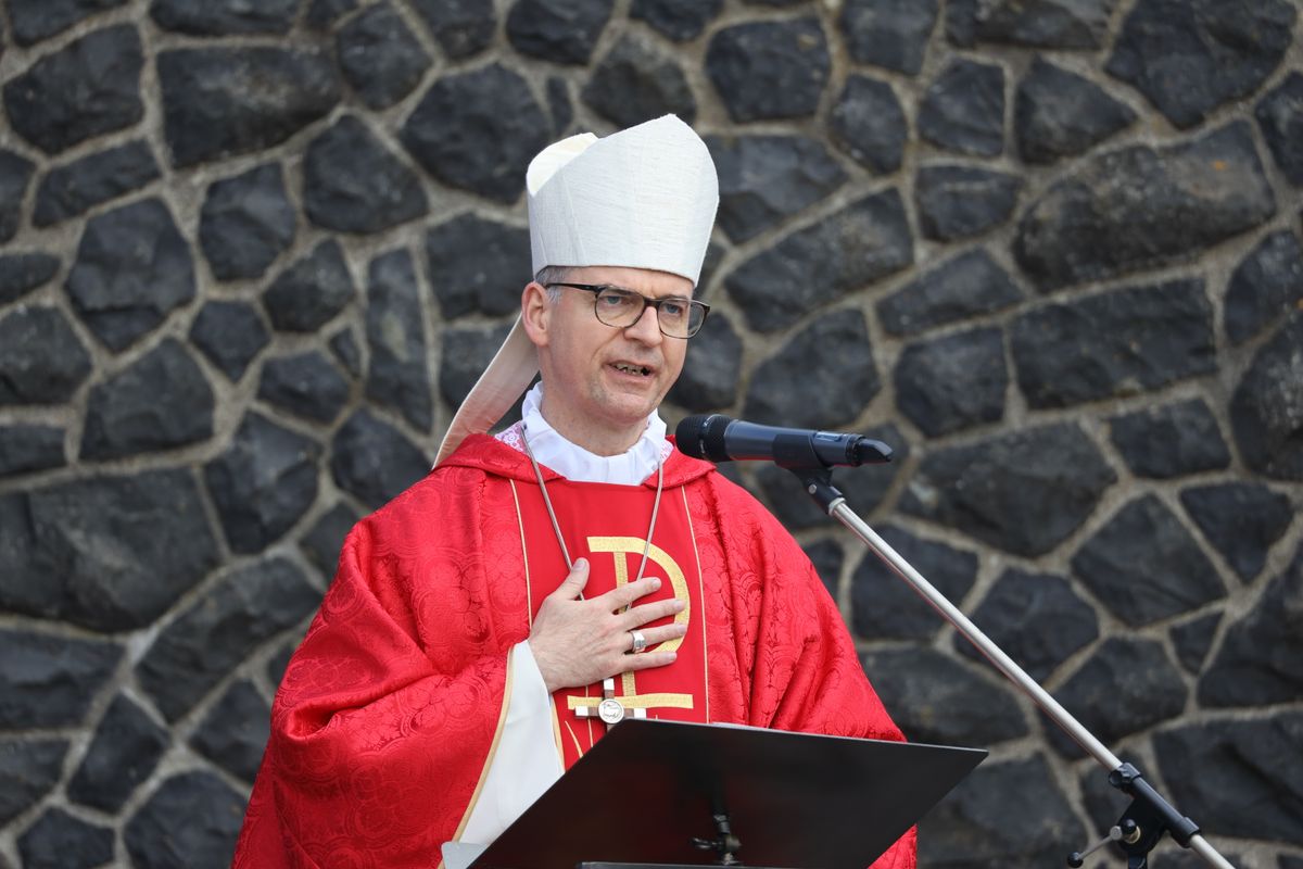 2721/0660 Kiliani Kreuzberg Bischof_28648 Bischof Dr. Franz Jung feierte am Montagabend, 5. Juli, einen Kiliani-Pontifikalgottesdienst auf dem Kreuzberg.