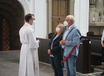 Bischof Dr. Franz Jung segnete nach dem Gottesdienst die Ehejubilare.