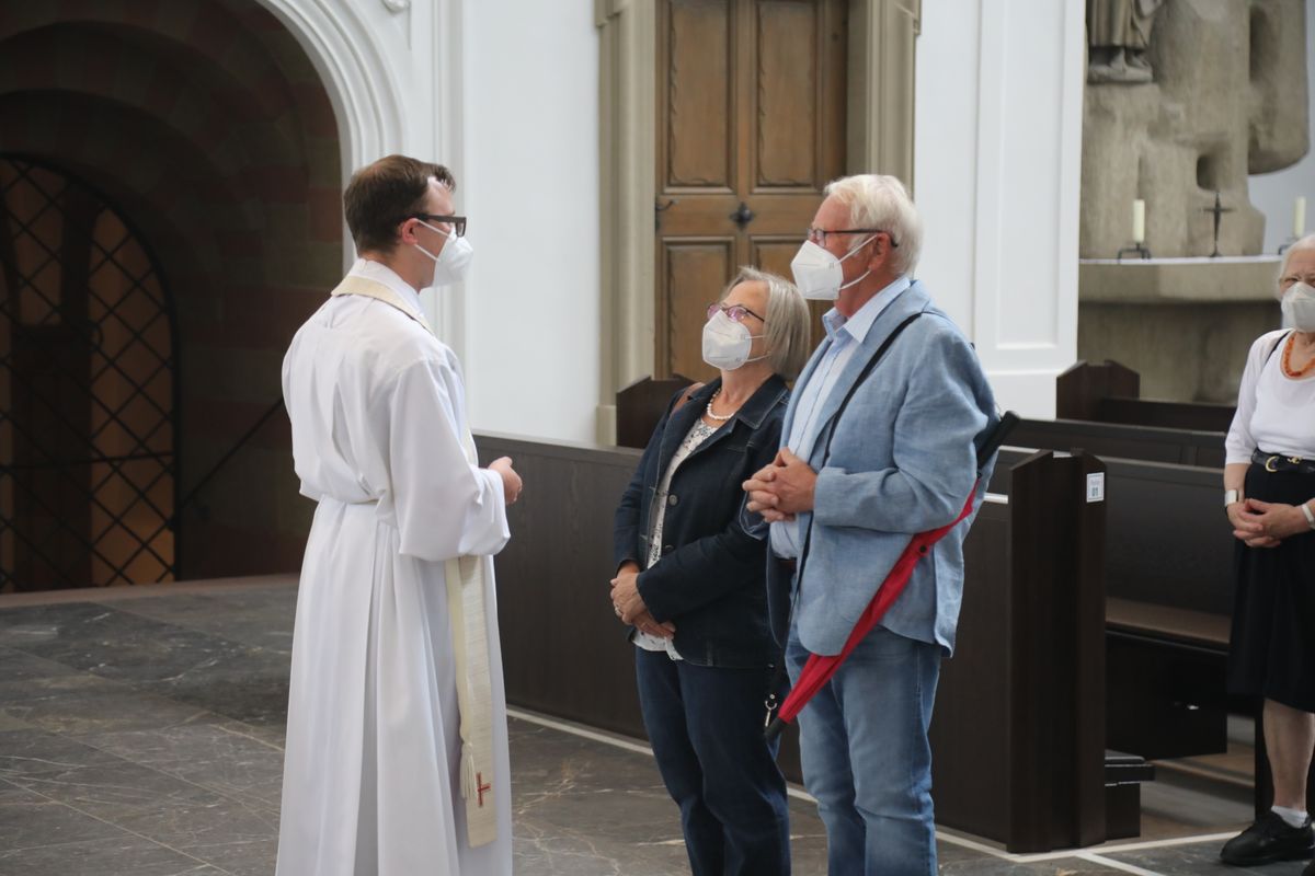 2721/0630_Ehejubilare mit Bischof Franz Jung_28185 Bischof Dr. Franz Jung segnete nach dem Gottesdienst die Ehejubilare.