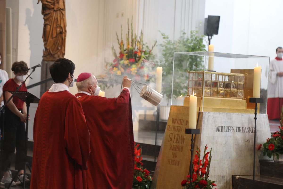 2721/0661 Ministranten-Gottesdienst_28695 Weihbischof Ulrich Boom hat anlässlich der Kiliani-Wallfahrtswoche mit den Ministranten einen Gottesdienst im Würzburger Dom gefeiert.