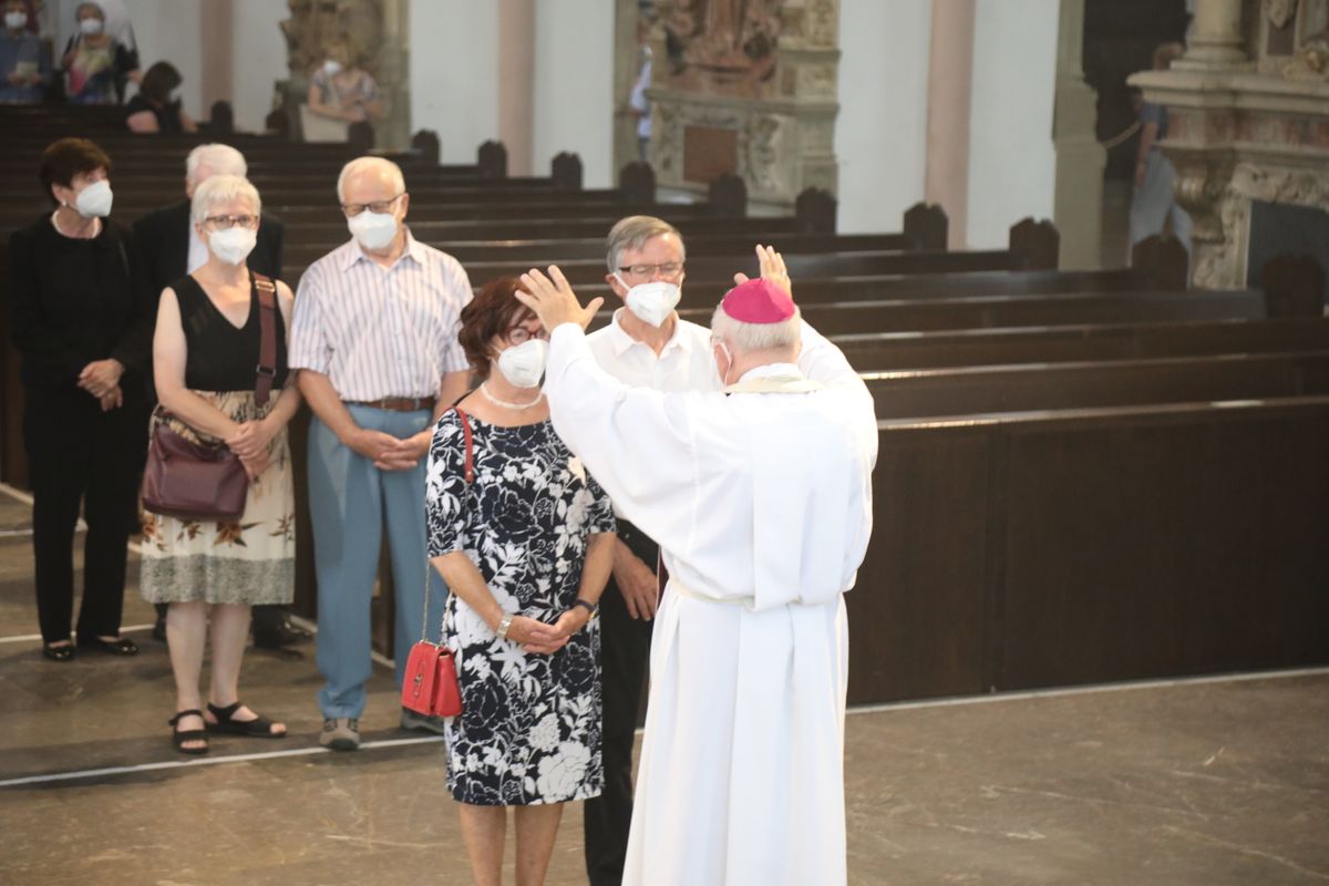 2621/0622 - Ehejubilare Gold mit Weihbischof Ulrich Boom_27912 Weihbischof Ulrich Boom feierte am Montagnachmittag, 26. Juni, einen Gottesdienst für Ehepaare, die 2020 oder 2021 ihr goldenes, diamantenes oder eisernes Ehejubiläum hatten. Im Anschluss konnten sich die Paare segnen lassen.