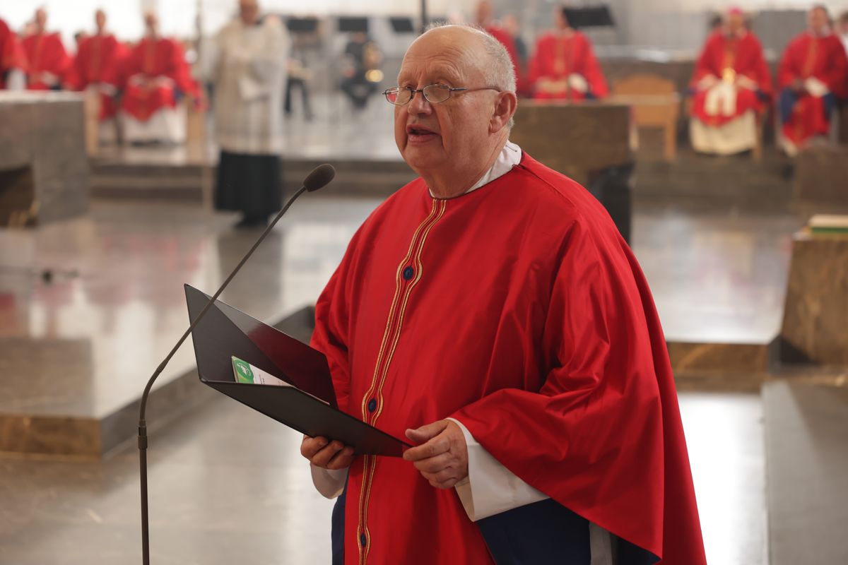 Mit einer Reliquienprozession von Sankt Burkard über die Alte Mainbrücke und einem Pontifikalgottesdienst im Kiliansdom ist am Sonntag, 6. Juli, die Kiliani-Wallfahrtswoche 2025 eröffnet worden.