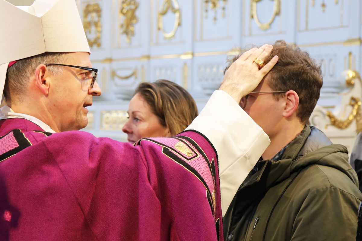 Bei einer Feier im Neumünster ließ Bischof Dr. Franz Jung 20 Erwachsene zu Taufe, Firmung und Eucharistie zu sowie eine Bewerberin für die Erwachsenenfirmung.