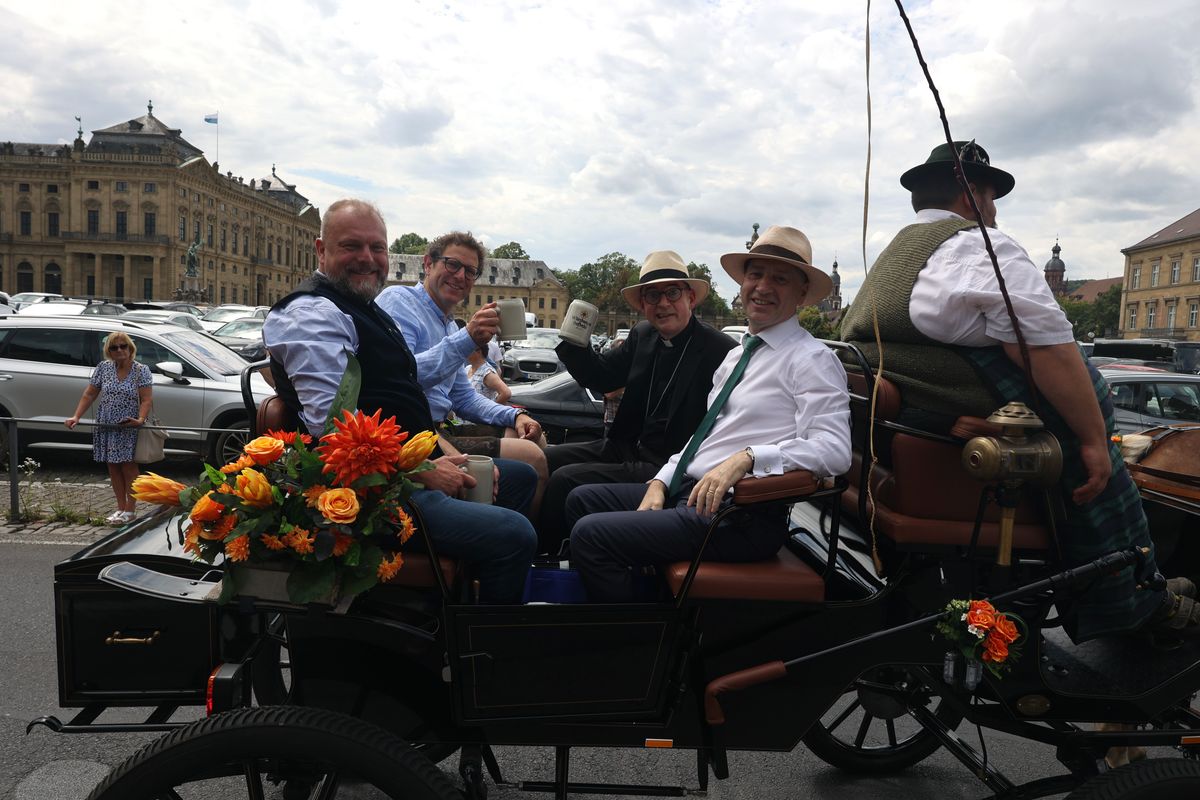 Erstmals  nahm Bischof Dr. Franz Jung (3. von links) am Kiliani-Festumzug teil. In der Ehrenkutsche saß er gemeinsam mit (von links) dem Würzburger Landrat Thomas Eberth, Würzburgs Klimabürgermeister Martin Heilig und dem irischen Botschafter in Deutschland, Dr. Nicholas O