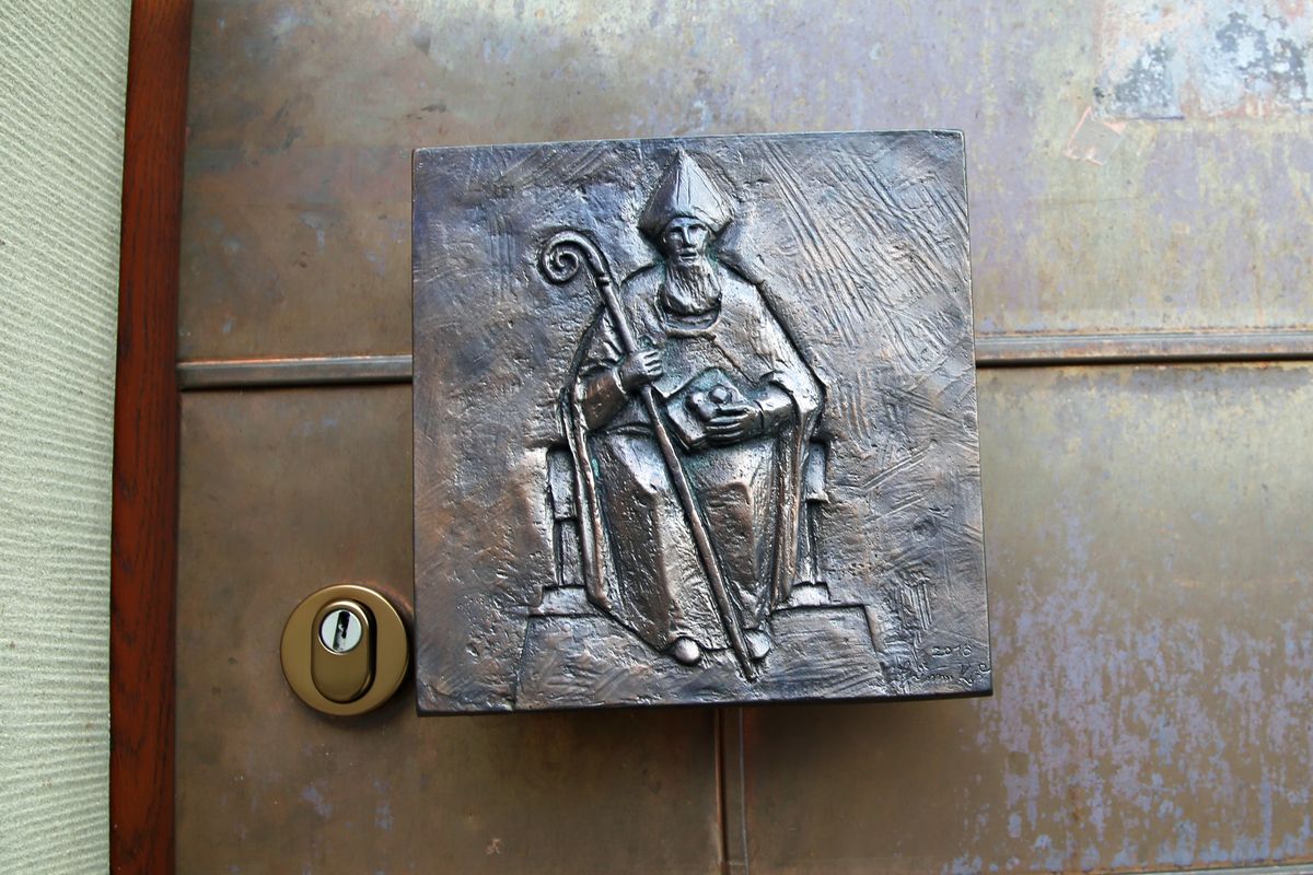 Der heilige Nikolaus begrüßt die Gläubigen schon am Eingang zur Kirche. Der heilige Nikolaus begrüßt die Gläubigen schon am Eingang zur Kirche.