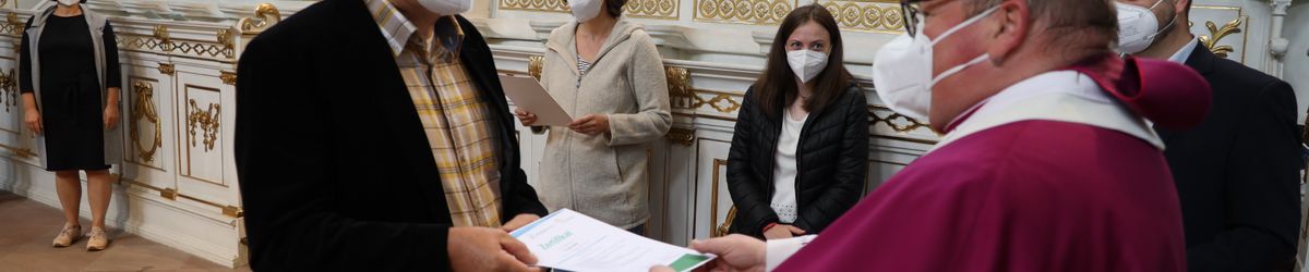 2721/0642 Umweltauditor(inn)en_28344 Bei einem ökumenischen Gottesdienst im Würzburger Neumünster überreichten Regionalbischöfin Gisela Bornowski und Dompfarrer Stefan Gessner die Zertifikate an die neuen kirchlichen Umweltauditorinnen und -auditoren.