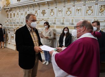 2721/0642 Umweltauditor(inn)en_28344 Bei einem ökumenischen Gottesdienst im Würzburger Neumünster überreichten Regionalbischöfin Gisela Bornowski und Dompfarrer Stefan Gessner die Zertifikate an die neuen kirchlichen Umweltauditorinnen und -auditoren.