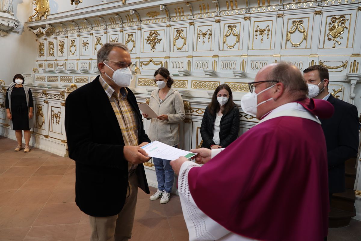 2721/0642 Umweltauditor(inn)en_28344 Bei einem ökumenischen Gottesdienst im Würzburger Neumünster überreichten Regionalbischöfin Gisela Bornowski und Dompfarrer Stefan Gessner die Zertifikate an die neuen kirchlichen Umweltauditorinnen und -auditoren.