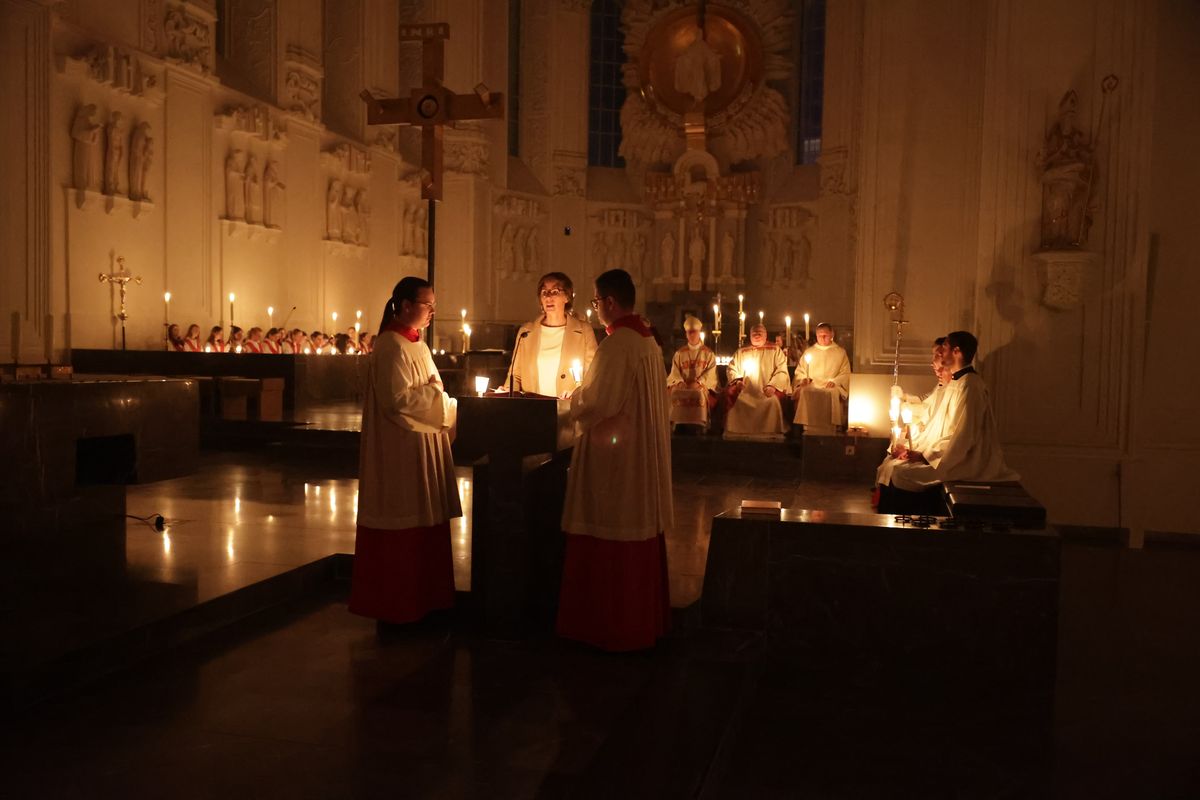 Bischof Dr. Franz Jung feierte am Samstag, 19. April, im Würzburger Kiliansdom die Osternacht. 