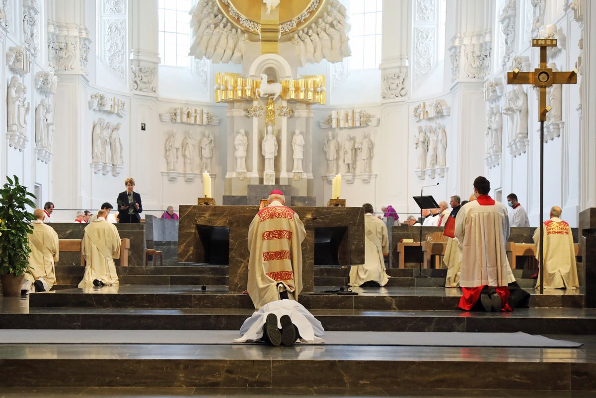 Bei einem Pontifikalgottesdienst am Samstag, 17. Oktober, hat Weihbischof Ulrich Boom im Würzburger Kiliansdom Uwe Becker zum Ständigen Diakon geweiht.