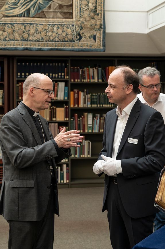 In der Universitätsbibliothek bekamen Bischof Dr. Franz Jung und eine Delegation aus Irland wertvolle Handschriften mit Irlandbezug von Einrichtungsleiter Dr. Hans-Günter Schmidt gezeigt. In der Universitätsbibliothek bekamen Bischof Dr. Franz Jung und eine Delegation aus Irland wertvolle Handschriften mit Irlandbezug von Einrichtungsleiter Dr. Hans-Günter Schmidt gezeigt.