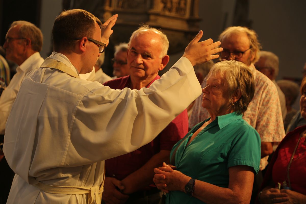 Rund 250 Ehejubilare haben am Freitagnachmittag, 4. Juli, im Kiliansdom in einem Pontifikalgottesdienst mit Weihbischof em. Ulrich Boom ihr Eheversprechen erneuert. 