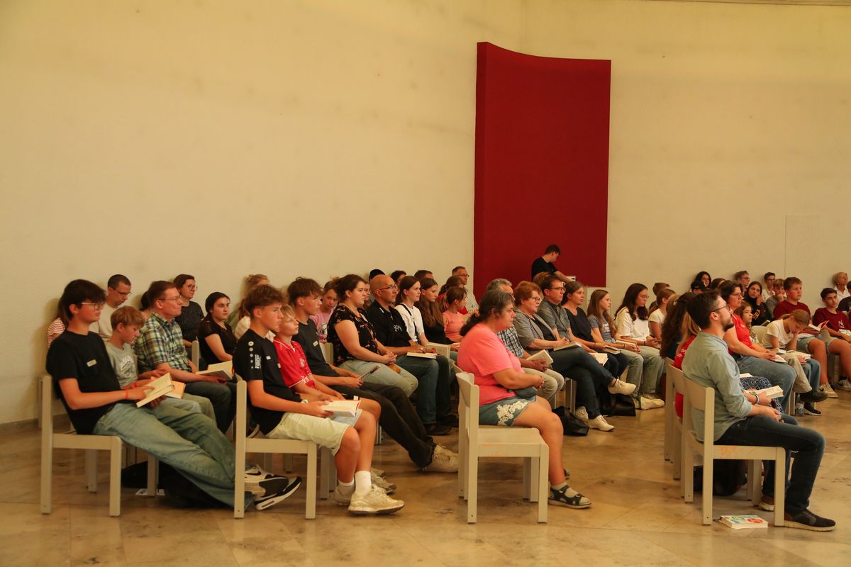 Am Tag der Jugend hat Weihbischof Paul Reder im Anschluss an ein buntes Workshop-Programm einen Kiliani-Gottesdienst mit den Jugendlichen im Kilianeum in Würzburg gefeiert.