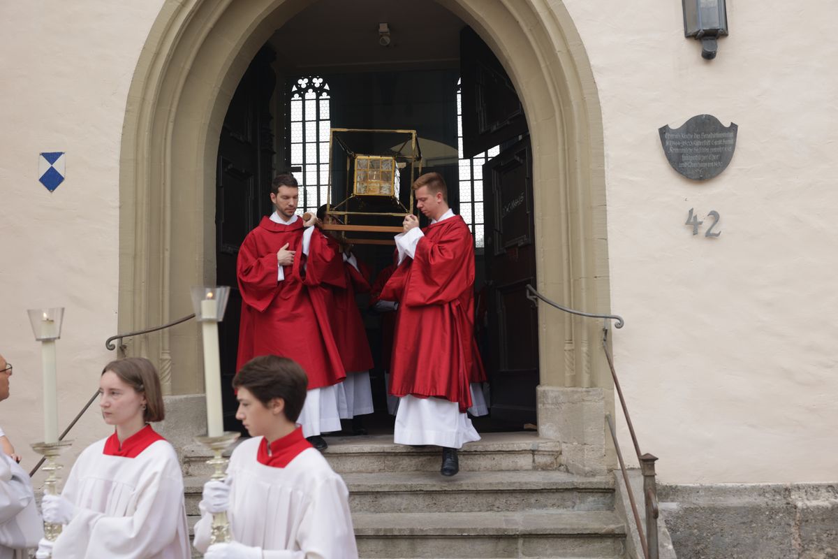 Mit einer Reliquienprozession von Sankt Burkard über die Alte Mainbrücke und einem Pontifikalgottesdienst im Kiliansdom ist am Sonntag, 6. Juli, die Kiliani-Wallfahrtswoche 2025 eröffnet worden.