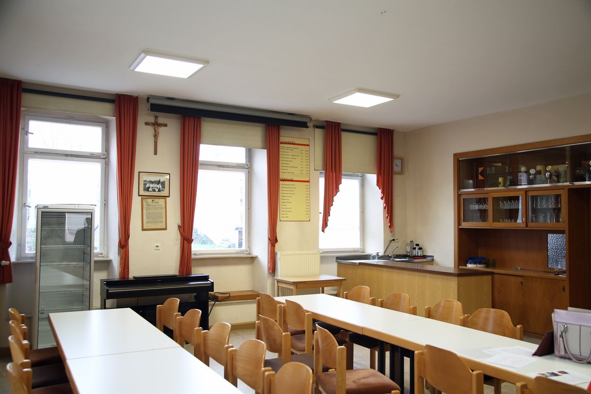 Der Saal im Pfarrheim wurde seit den 1970er Jahren nicht mehr saniert. Der Saal im Pfarrheim wurde seit den 1970er Jahren nicht mehr saniert.