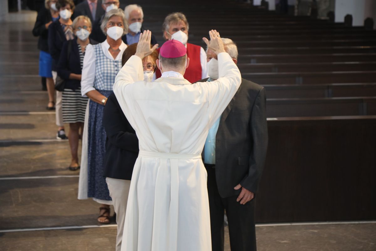 2721/0630_Ehejubilare mit Bischof Franz Jung_28184 Bischof Dr. Franz Jung segnete nach dem Gottesdienst die Ehejubilare.